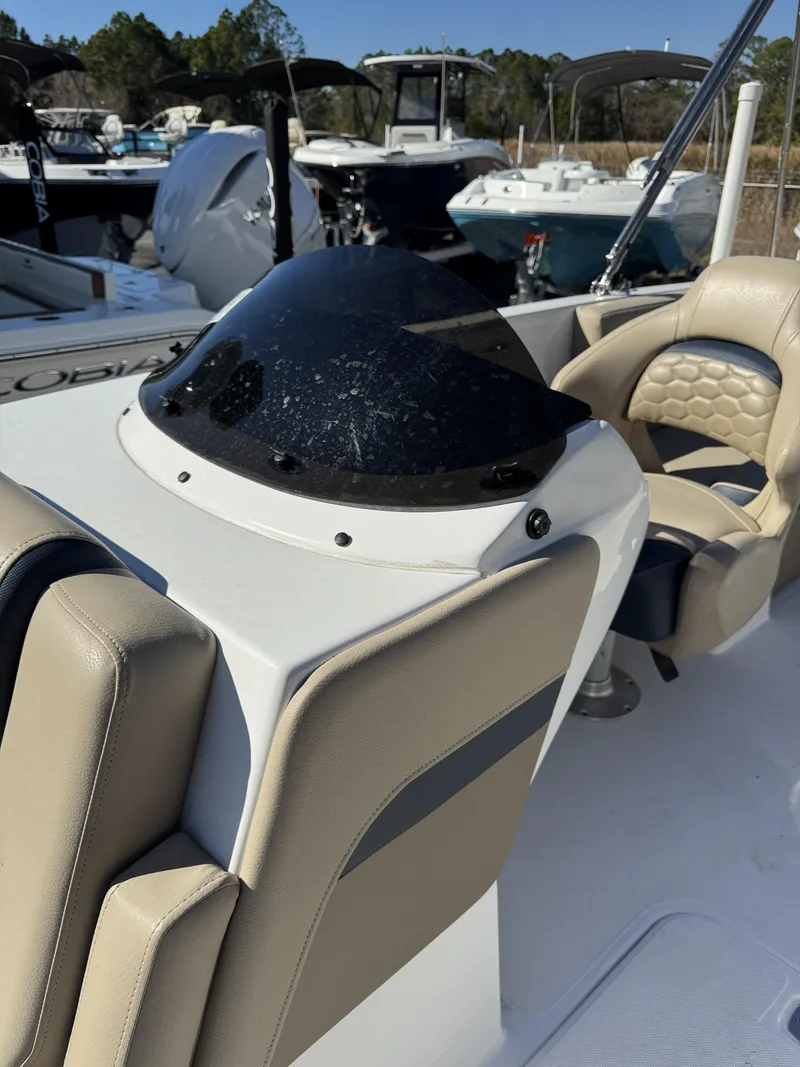 Slide: The Image of Hurricane Sundeck Sport 218 OB 2022 - 41