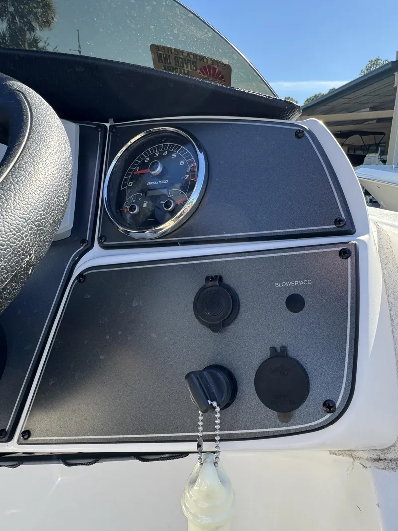 Slide: The Image of Hurricane Sundeck Sport 218 OB 2022 - 42