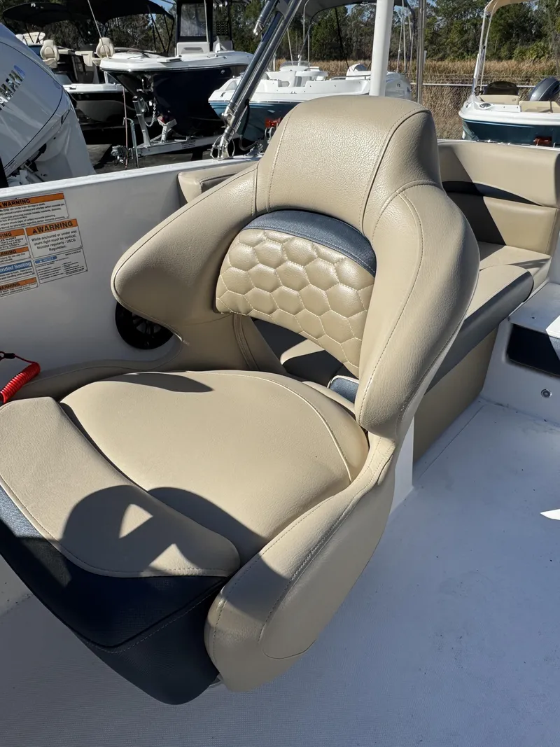 Slide: The Image of Hurricane Sundeck Sport 218 OB 2022 - 44