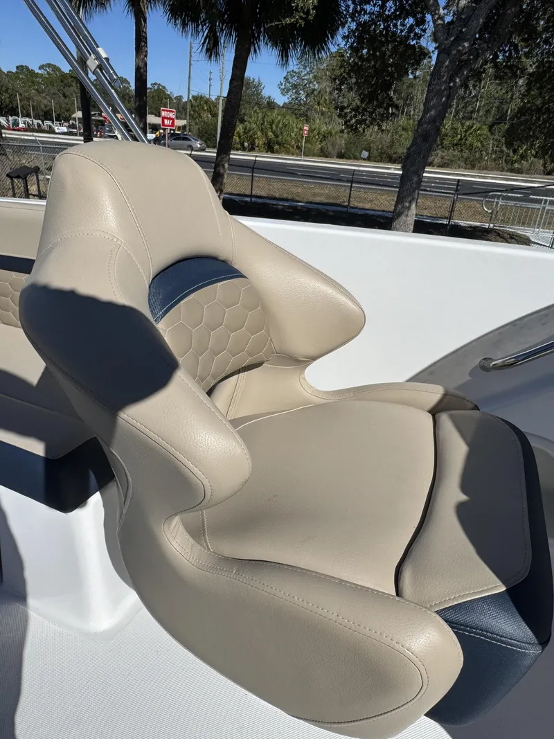 Slide: The Image of Hurricane Sundeck Sport 218 OB 2022 - 46