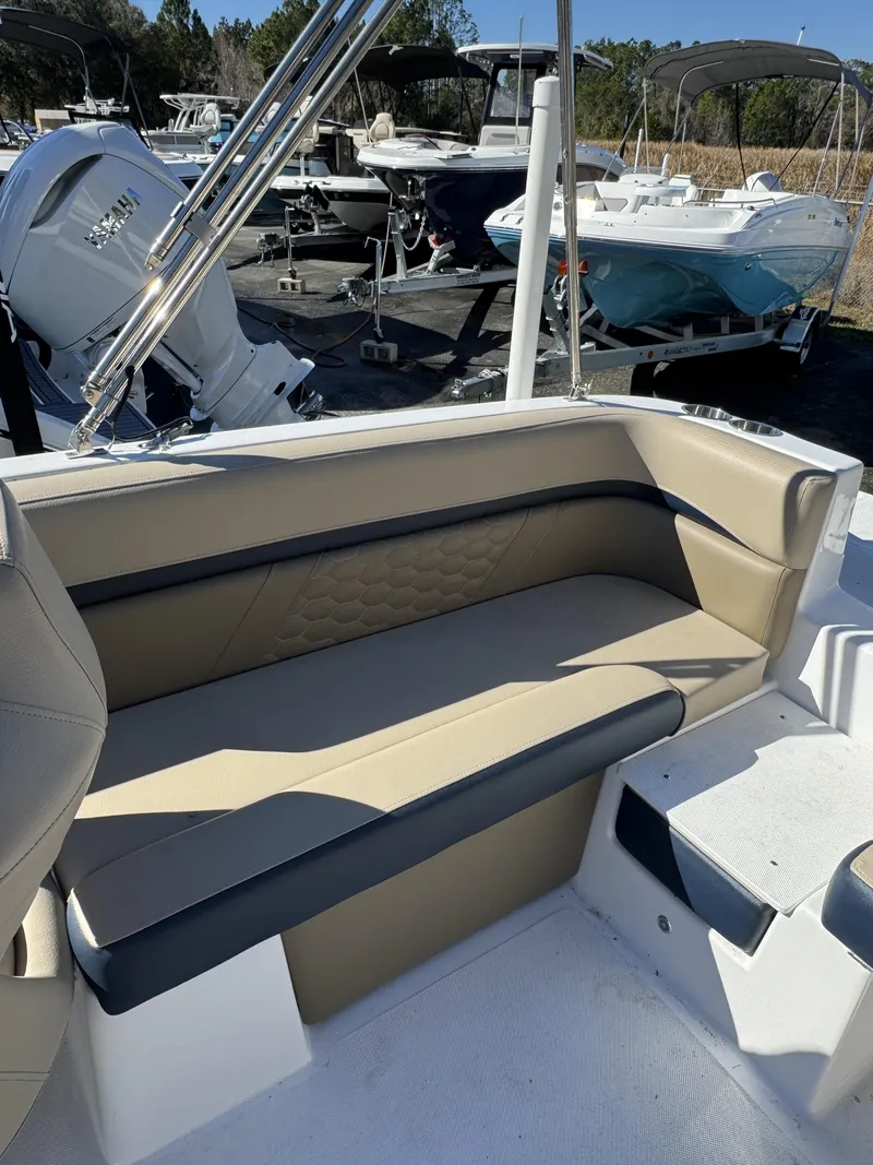 Slide: The Image of Hurricane Sundeck Sport 218 OB 2022 - 47