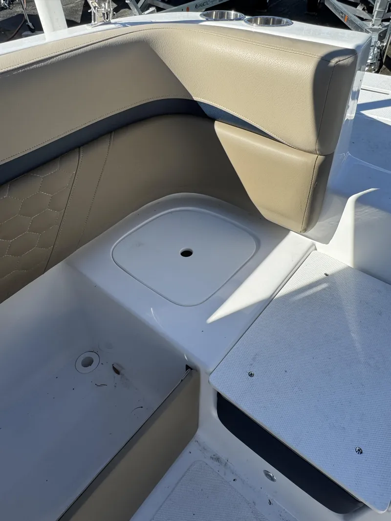 Slide: The Image of Hurricane Sundeck Sport 218 OB 2022 - 48