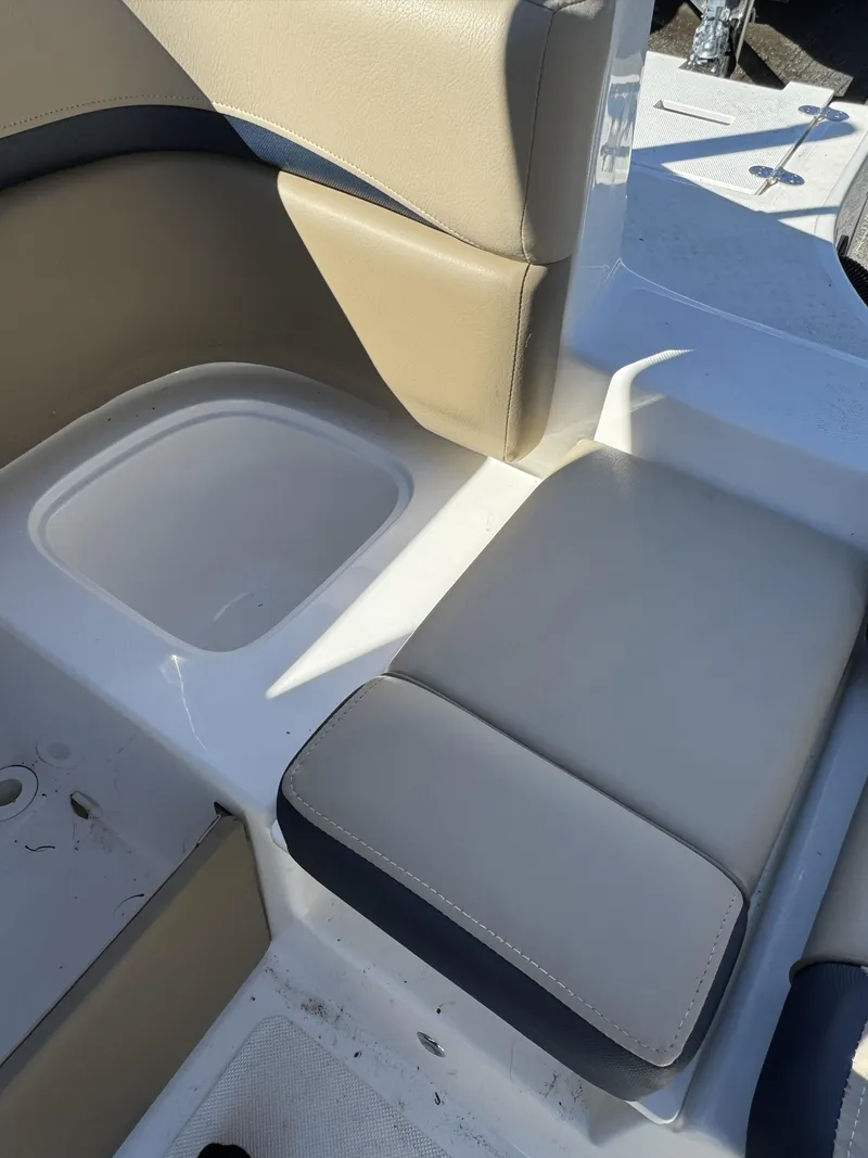 Slide: The Image of Hurricane Sundeck Sport 218 OB 2022 - 49