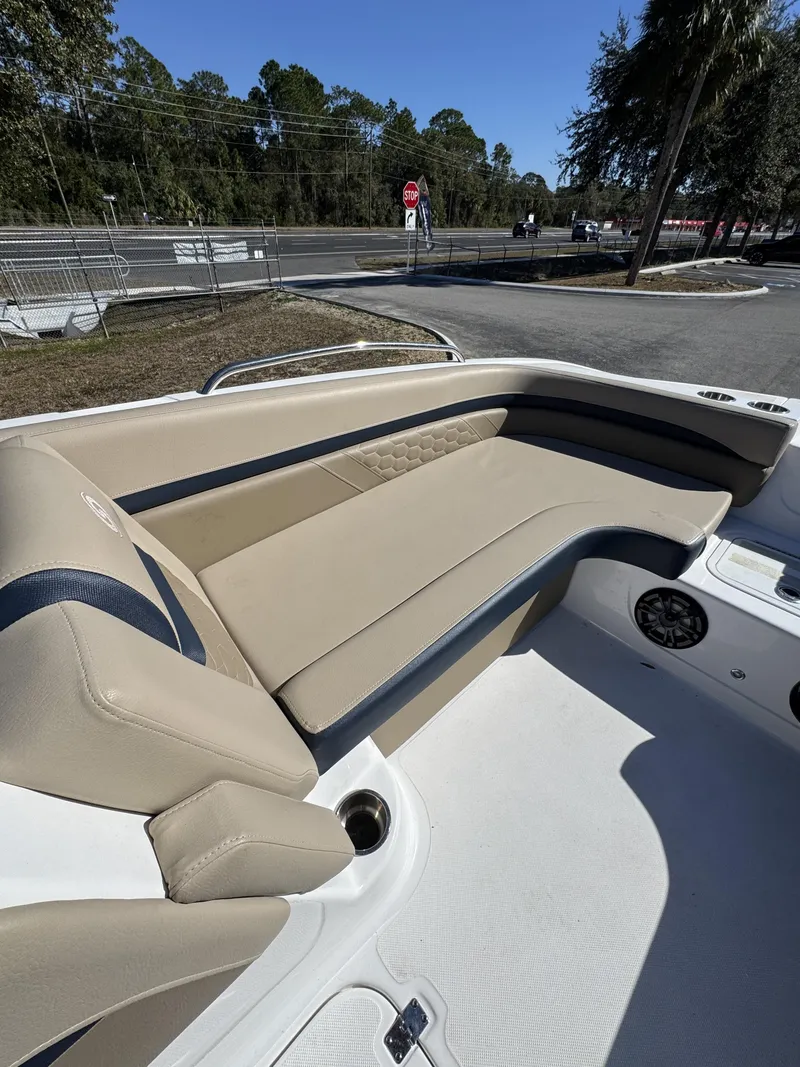 Slide: The Image of Hurricane Sundeck Sport 218 OB 2022 - 6