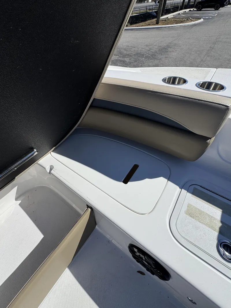 Slide: The Image of Hurricane Sundeck Sport 218 OB 2022 - 8