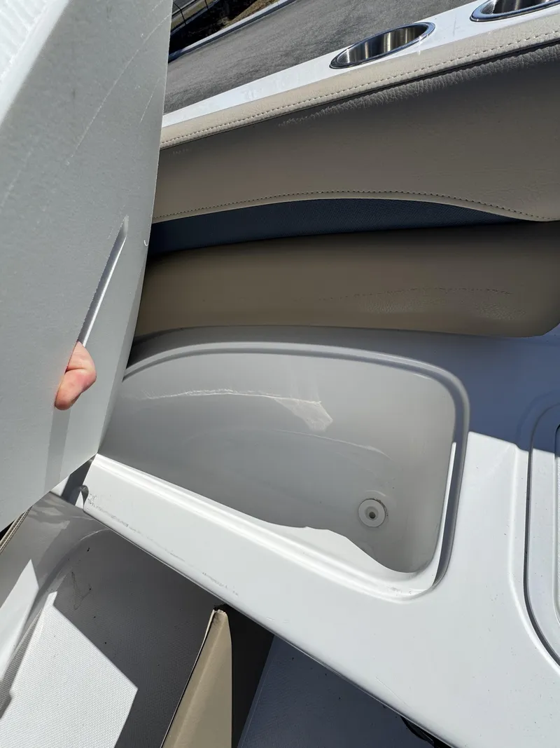 Slide: The Image of Hurricane Sundeck Sport 218 OB 2022 - 9