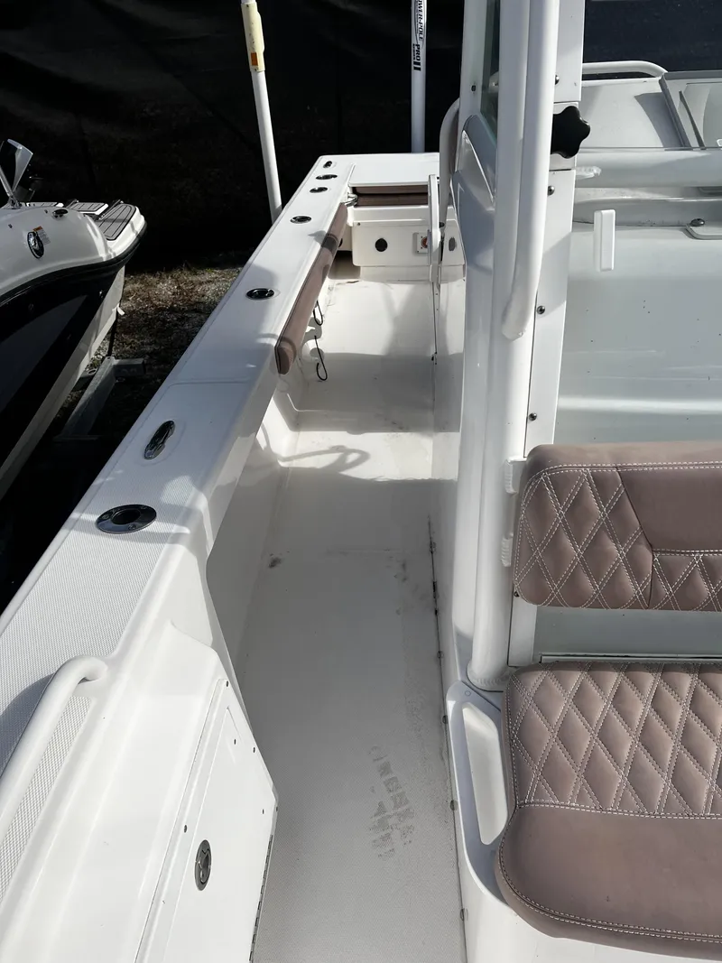 Slide: The Image of Everglades 243 Center Console 2013 - 6