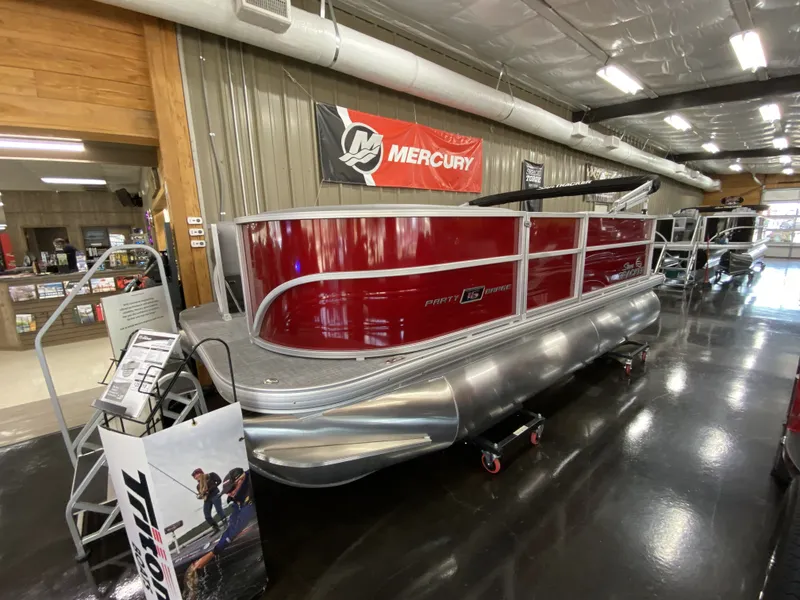 Slide: The Image of Sun Tracker Party Barge 16 DLX 2026 - 17