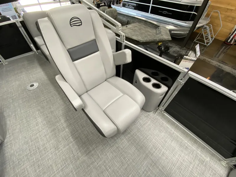 Slide: The Image of Sun Tracker Party Barge 22 RF XP3 2026 - 14