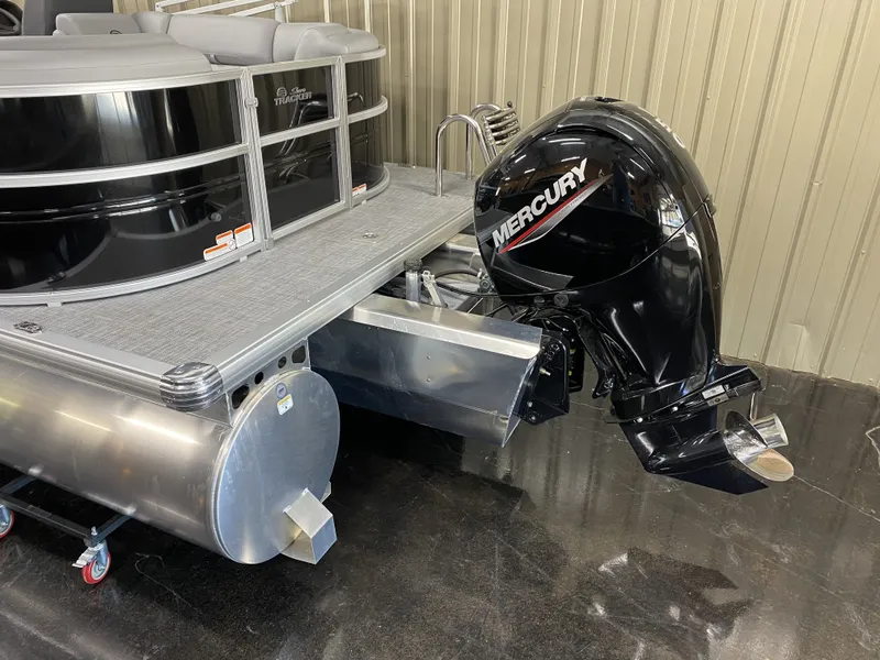 Slide: The Image of Sun Tracker PARTY BARGE XP3 2026 - 9