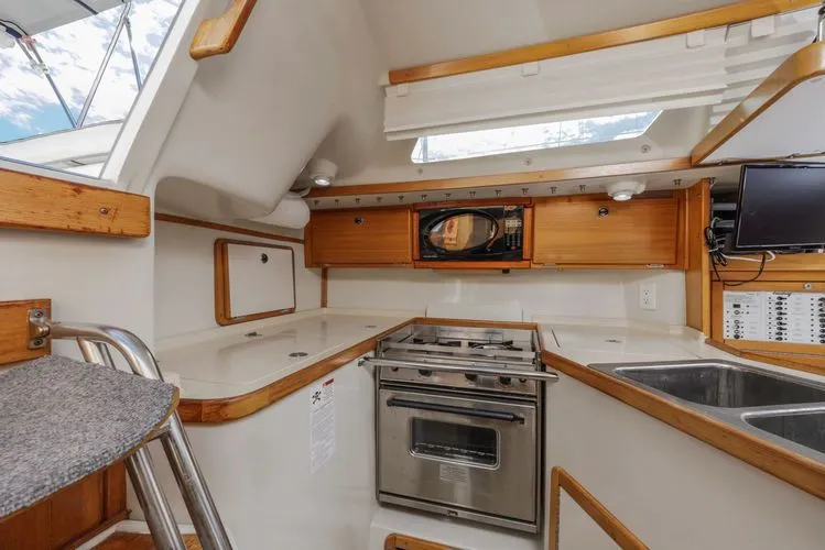 Slide: The Image of 2004 Catalina 320 - Image 28 - 28