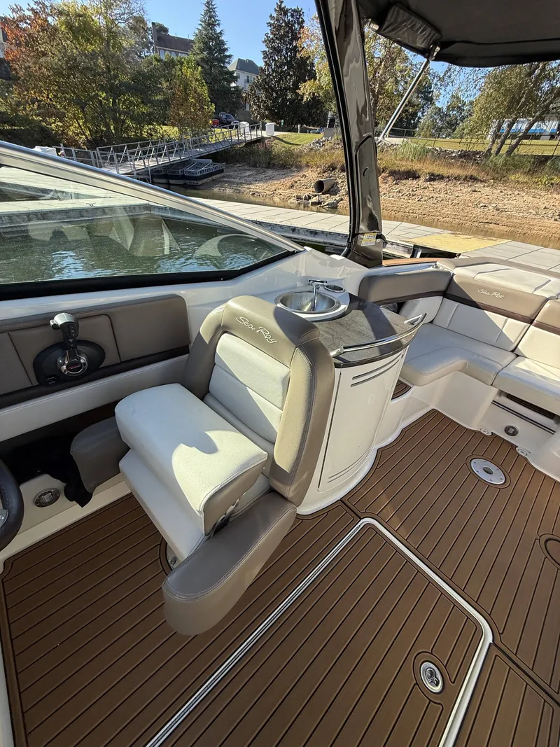 Slide: The Image of Sea Ray 270 SLX 2013 - 16