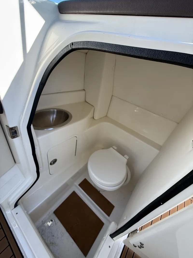 Slide: The Image of Sea Ray 270 SLX 2013 - 23