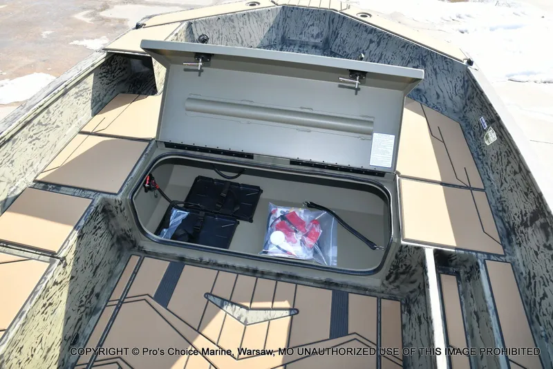 Slide: The Image of Tracker Grizzly 1756 T Marsh w/60HP Tiller 2026 - 11