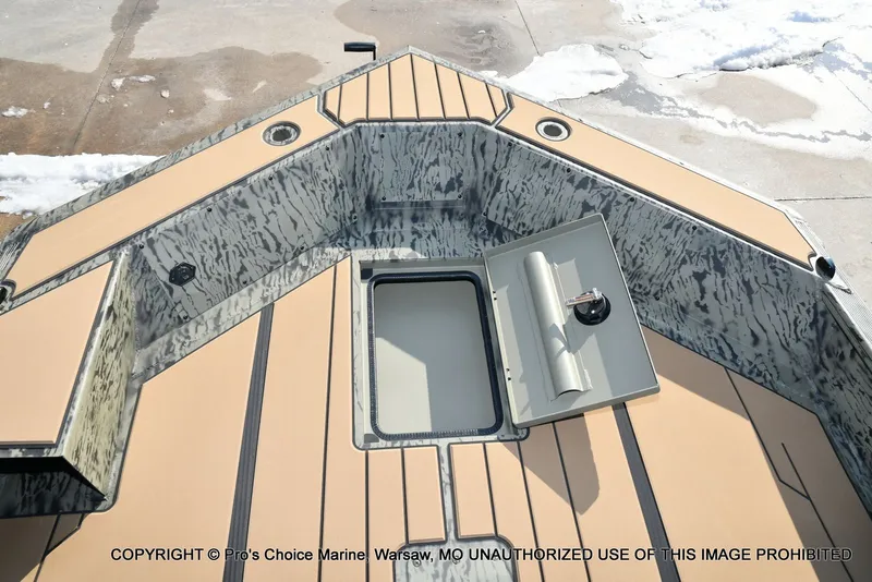 Slide: The Image of Tracker Grizzly 1756 T Marsh w/60HP Tiller 2026 - 12