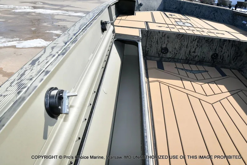 Slide: The Image of Tracker Grizzly 1756 T Marsh w/60HP Tiller 2026 - 15