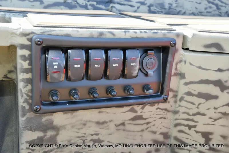 Slide: The Image of Tracker Grizzly 1756 T Marsh w/60HP Tiller 2026 - 17