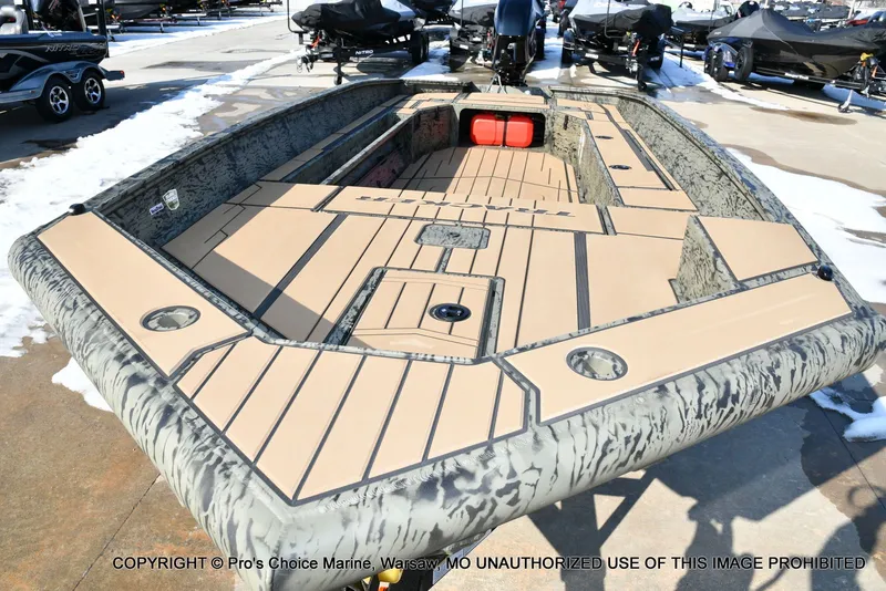 Slide: The Image of Tracker Grizzly 1756 T Marsh w/60HP Tiller 2026 - 33