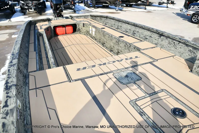 Slide: The Image of Tracker Grizzly 1756 T Marsh w/60HP Tiller 2026 - 34