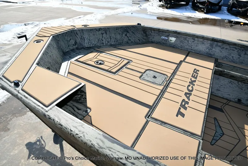 Slide: The Image of Tracker Grizzly 1756 T Marsh w/60HP Tiller 2026 - 36