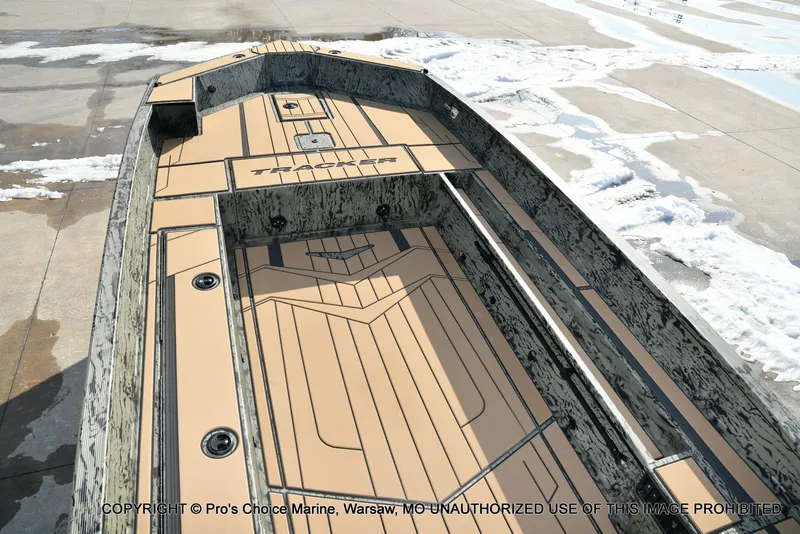 Slide: The Image of Tracker Grizzly 1756 T Marsh w/60HP Tiller 2026 - 37