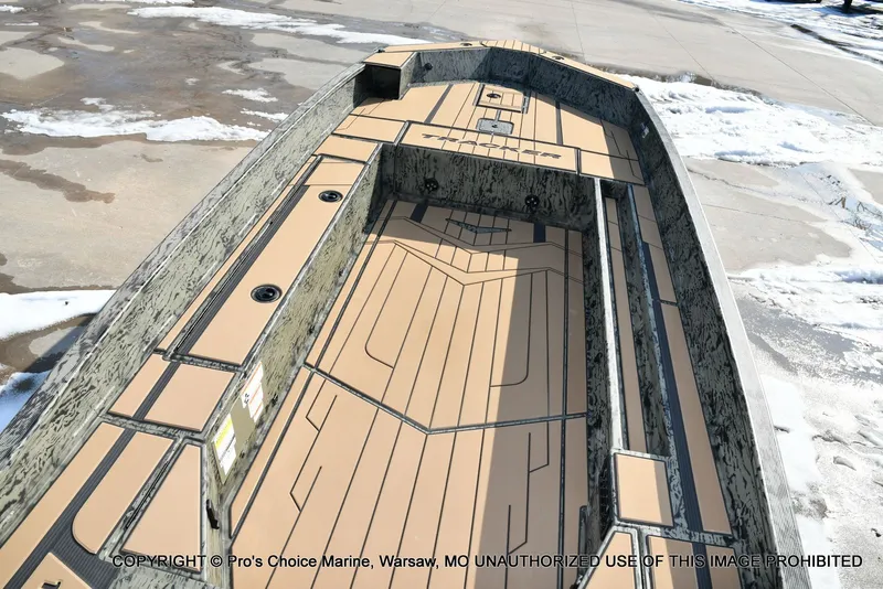 Slide: The Image of Tracker Grizzly 1756 T Marsh w/60HP Tiller 2026 - 39