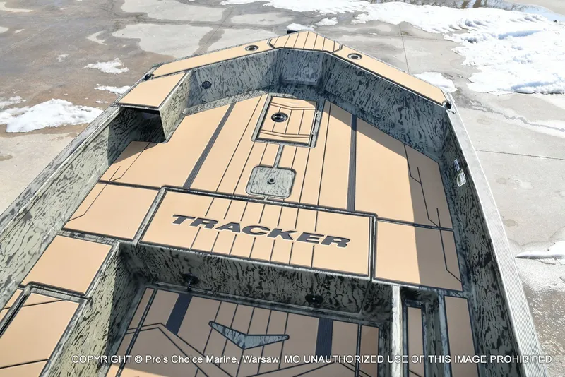 Slide: The Image of Tracker Grizzly 1756 T Marsh w/60HP Tiller 2026 - 40