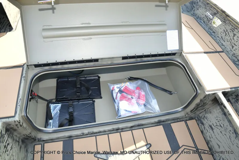 Slide: The Image of Tracker Grizzly 1756 T Marsh w/60HP Tiller 2026 - 41