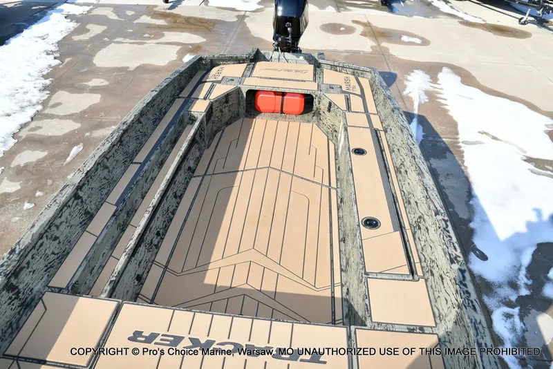 Slide: The Image of Tracker Grizzly 1756 T Marsh w/60HP Tiller 2026 - 43