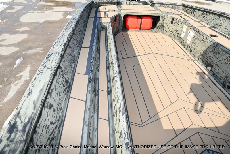 Slide: The Image of Tracker Grizzly 1756 T Marsh w/60HP Tiller 2026 - 44