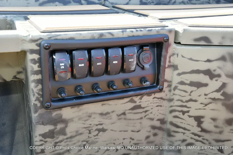 Slide: The Image of Tracker Grizzly 1756 T Marsh w/60HP Tiller 2026 - 48