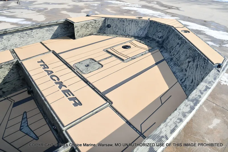 Slide: The Image of Tracker Grizzly 1756 T Marsh w/60HP Tiller 2026 - 7