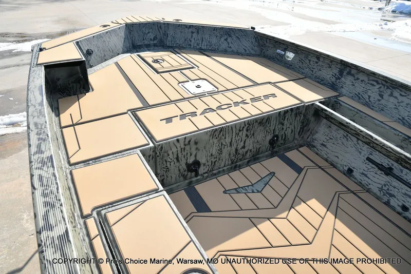 Slide: The Image of Tracker Grizzly 1756 T Marsh w/60HP Tiller 2026 - 8