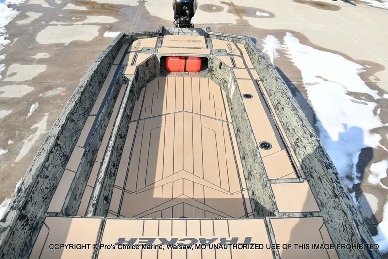 Slide: The Image of Tracker Grizzly 1756 T Marsh w/60HP Tiller 2026 - 9