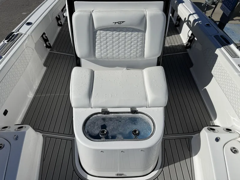 Slide: The Image of Tidewater 2700 Carolina Bay TWIN 300S-ONYX PKG 2026 - 10