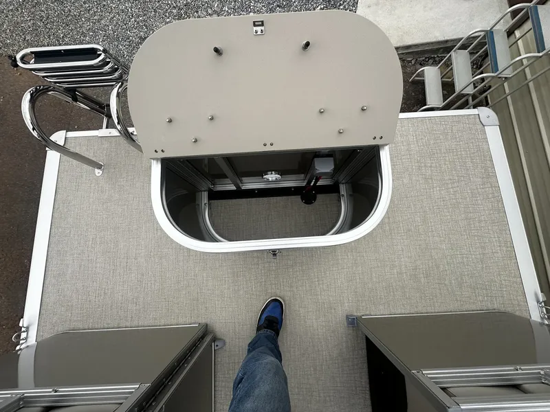 Slide: The Image of Avalon LSZ 23 QUAD LOUNGER-TRITOON 175HP 2026 - 7