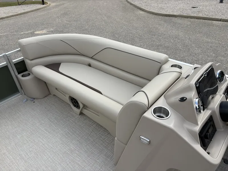 Slide: The Image of Avalon Venture 85 21 CRUISE-115HP 2026 - 6