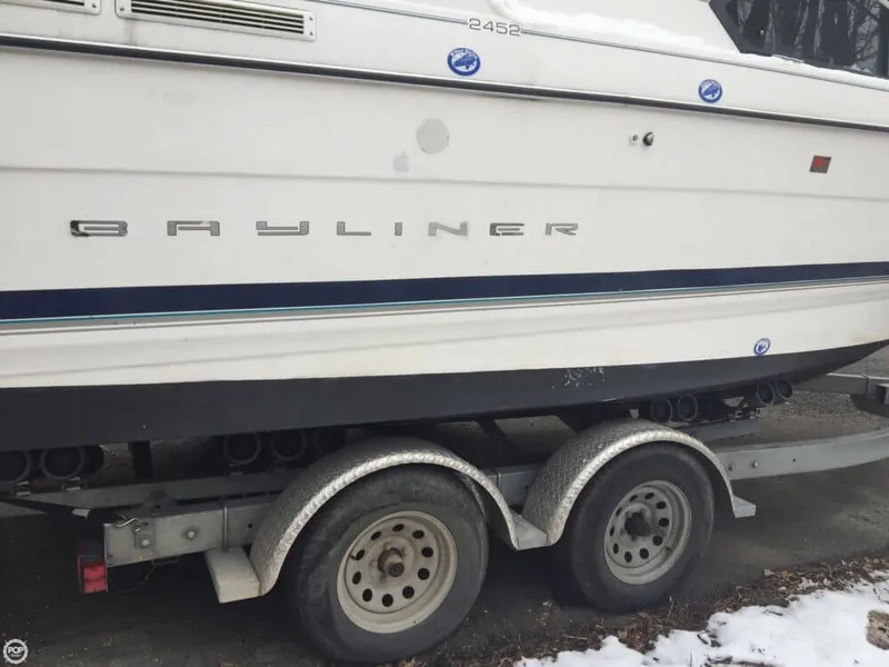 Slide: The Image of Bayliner 2452 LX Ciera Express 2000 - 10