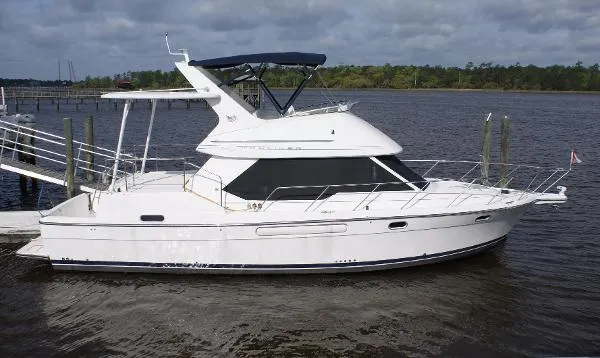 Slide: The Image of Bayliner 4087 Cockpit Motoryacht/Cummins 270's 2000 - 1