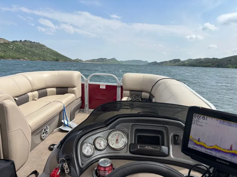 Slide: The Image of Tracker 20 DLX 2023 - 2