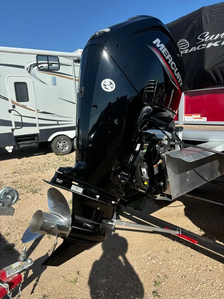 Slide: The Image of Tracker 20 DLX 2023 - 4