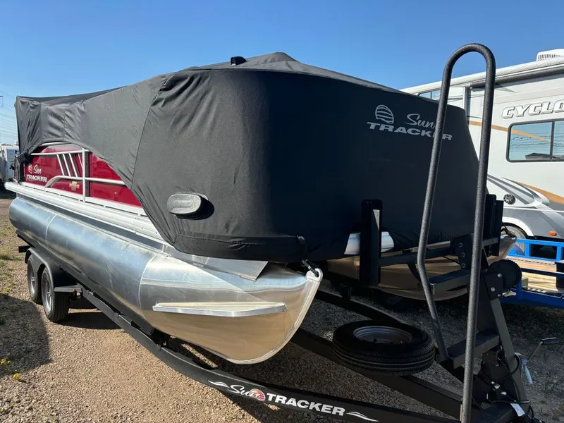 Slide: The Image of Tracker 20 DLX 2023 - 5