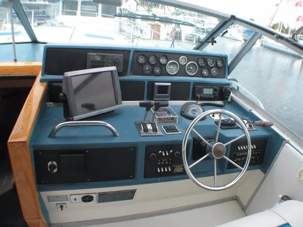 Slide: The Image of Sea Ray 390 Express Cruiser 1989 - 6