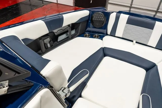 Slide: The Image of Malibu Wakesetter 23 MXZ 2026 - 12