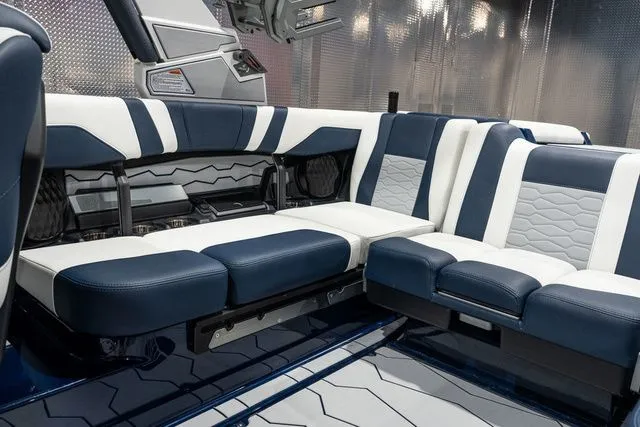 Slide: The Image of Malibu Wakesetter 23 MXZ 2026 - 17