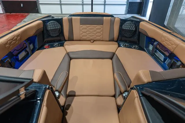 Slide: The Image of Malibu Wakesetter 24 MXZ 2026 - 10