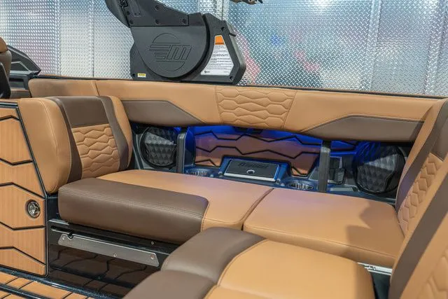 Slide: The Image of Malibu Wakesetter 24 MXZ 2026 - 15