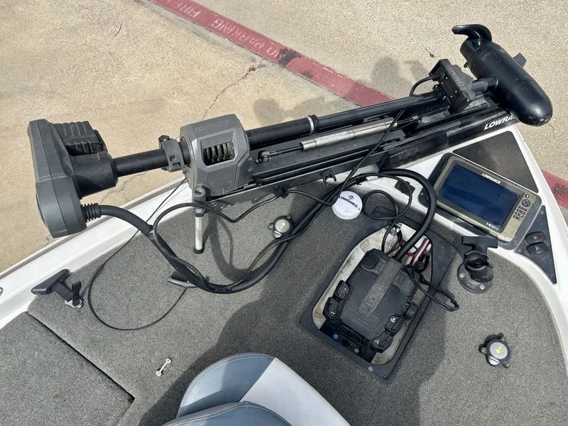 Slide: The Image of Skeeter ZX225 2016 with Lowrance equipment and trolling motor. - 7