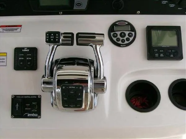 Slide: The Image of Boston Whaler Outrage 320 2007 - 10