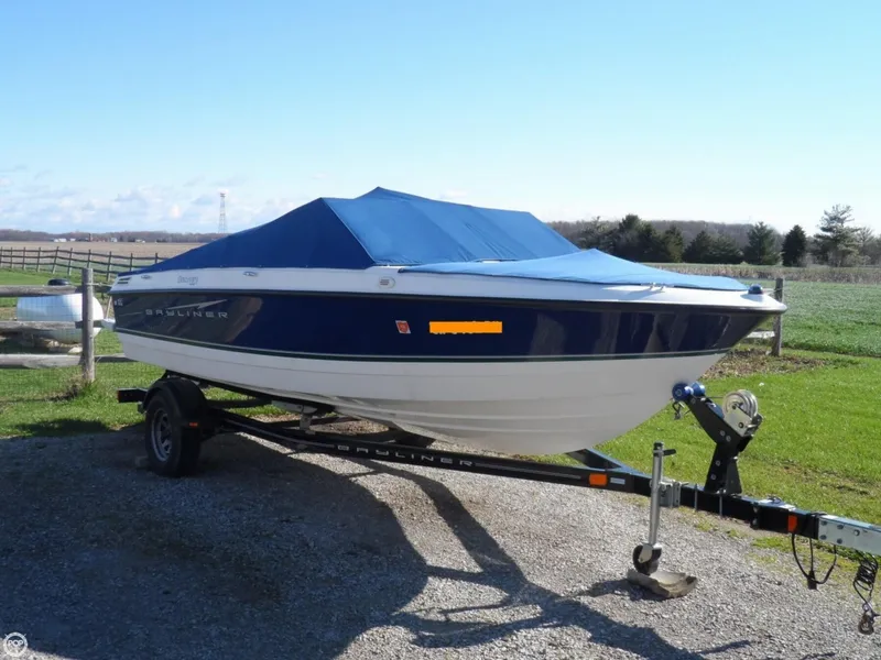 Slide: The Image of Bayliner 195 Discovery 2011 - 2